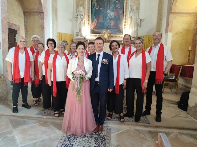Das Brautpaar mit dem Chor Anklang im Hintergrund. | Foto: Rieder