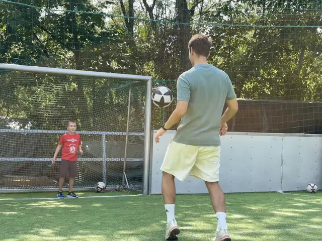 Eine kleine Geste mit großer Wirkung: Lukas' Stammzellspende rettete Michael das Leben. | Foto: Lina Chalusch