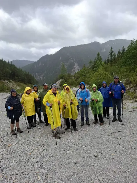 Ob Regen oder Sonnenschein, die "Wanderfamilie" ist ja nicht aus Zucker und deshalb geht es bei jeder Witterung raus in die Natur.  | Foto: Wanderfamilie
