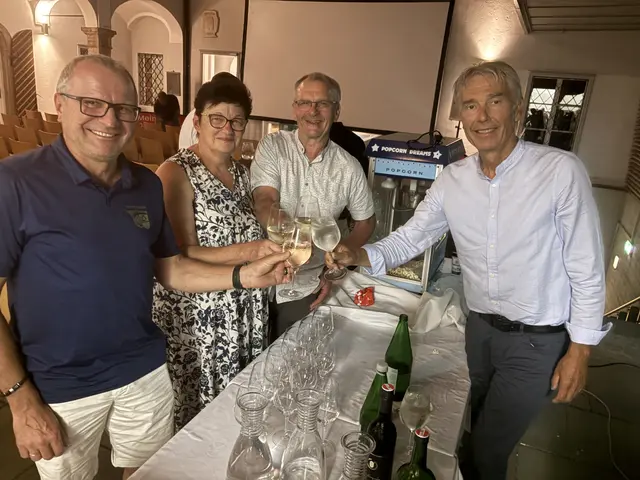 Für die passende Begleitung zum Filmabend sorgte die Familie Winkelmaier mit feinen Weinen aus Fehring. | Foto: MeinBezirk/Gerda Sammer-Schmidt