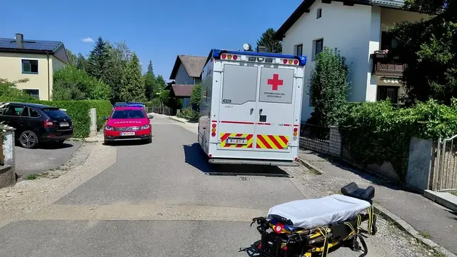 Die Feuerwehr Ried unterstützte das Rote Kreuz bei einer Tragehilfe. | Foto: FF Ried