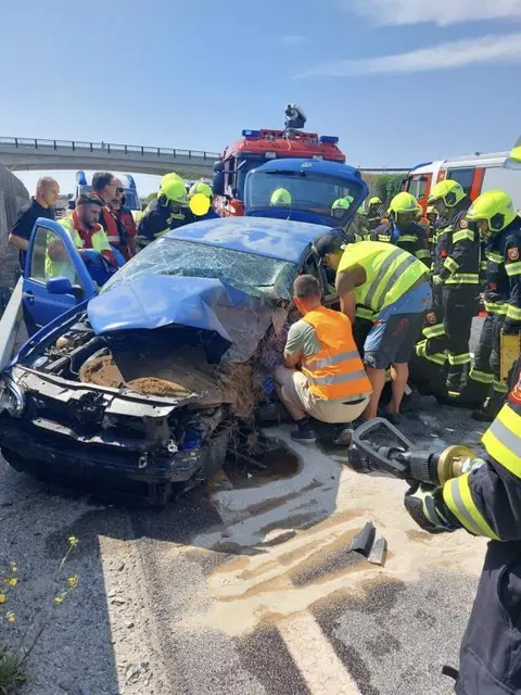 Aus noch bislang ungeklärter Ursache kam der 22-jährige Lenker mit seinem Pkw nach links in den Gegenverkehr. | Foto: Michelle Schweidl / FF Sollenau