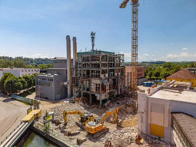 Ehemalige Ikone verschwindet aus dem Stadtbild: Das ehemalige Welser Fernheizwerk wird weiter abgetragen. | Foto: Rene Hauser