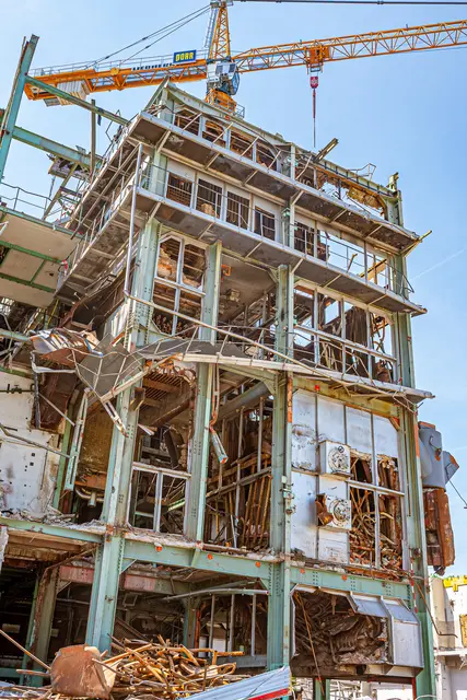 Ehemalige Ikone verschwindet aus dem Stadtbild: Das ehemalige Welser Fernheizwerk wird weiter abgetragen. | Foto: Rene Hauser