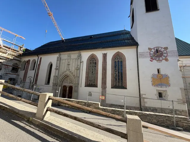 Die ersten Ergebnisse sind schon zu erkennen: Die Südfassade erstrahlt schon im alterswertig sanierten Glanz. | Foto: Region Seefeld – Tirols Hochplateau