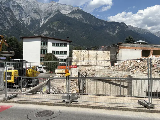 Durch die Großbaustelle im Ortszentrum kann es zu Verkehrsbehinderungen kommen. | Foto: Hassl