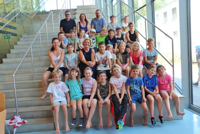 Im Sommercamp erlebte Kalsdorfs Jugend mit Beatrix Hütter (2.R.li) eine Woche mit Sport, Spaß und sozialen Werten.  | Foto: Edith Ertl