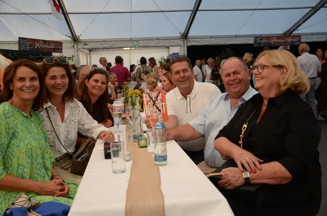 Team/Tisch Höpperger im Feuernachts-Taumel. | Foto: Schletterer