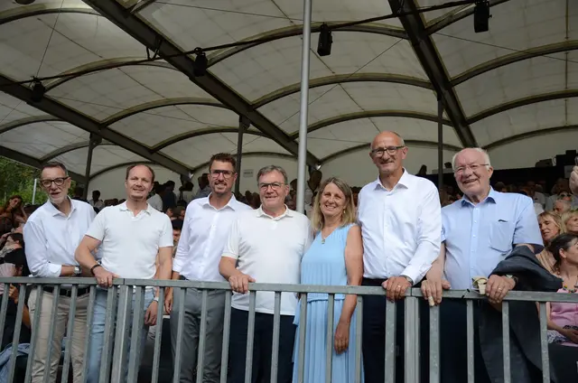 Tirols Politik-Elite explosiv "Feuernacht"-begeistert: Klaus Schuchter (Telfer Vize-Bgm.), Johannes Anzengruber (Bgm. Innsbruck), Christian Härting (Bgm. Telfs), Günther Platter (ehemaliger LH von Tirol),  Daniele Mattle, Anton Mattle (Landeshauptmann von Tirol) und Herwig van Staa (ehemaliger LH von Tirol). | Foto: Schletterer
