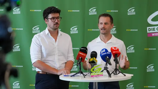 Der Grüne Co-Parteivorsitzende Peter Kraus (r.) und Margaretens Grüner Bezirksvorsteher Michael Luxenberger fordern von der Stadtregierung Maßnahmen, um die Auswirkungen von Hitzewellen abzuschwächen. | Foto: Andreas Pölzl/MeinBezirk