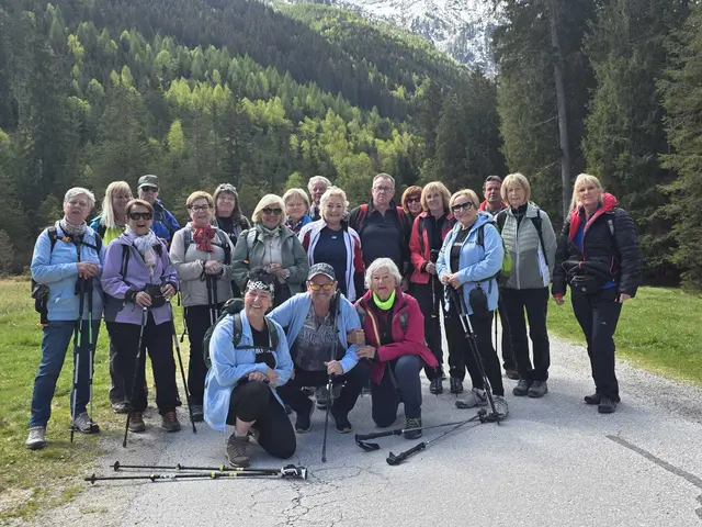 Die Herzlichkeit und der Zusammenhalt in der Gruppe machen die "Wanderfamilie" aus.  | Foto: Wanderfamilie
