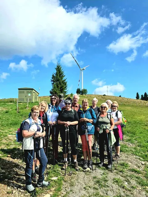 Montags oder mittwochs genießen die Mitglieder der "Wanderfamilie" seit fünf Jahren Bewegung in der Natur kombiniert mit viel Freude an der Gemeinschaft.  | Foto: Wanderfamilie