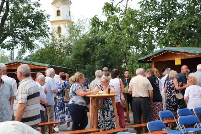 Nach der Aufführung wurde bei Kuchen und einem Glas Wein noch angeregt geplaudert.  | Foto: Edith Ertl