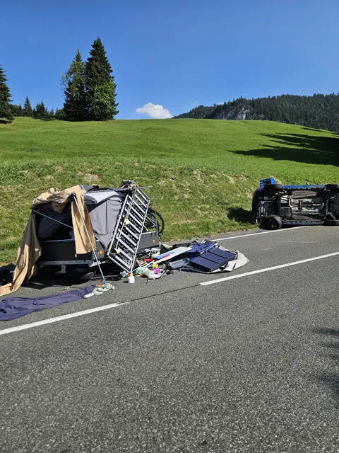 Das Auto des Niederländers kippte bei der Frontalkollision zur Seite. | Foto: FF-Reutte