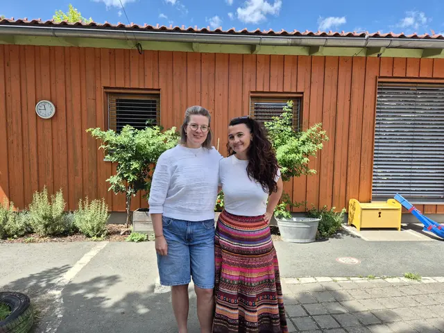 LebensGroß-Mitarbeiterin Silke Fraidl und Renata Kummer, Geschäftsführerin des Kinderhauses am Straßenglerberg, wissen, wie wichtig es ist, Berührungsängste abzubauen. | Foto: LebensGroß