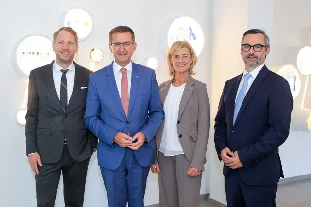 Greiner Bio-One: CFO Thomas Scheurecker, Wirtschafts-Landesrat Markus Achleitner, Doris Staudinger, Peter Starl (Managing Director Greiner Bio-One). | Foto: Land OÖ/Mahringer
