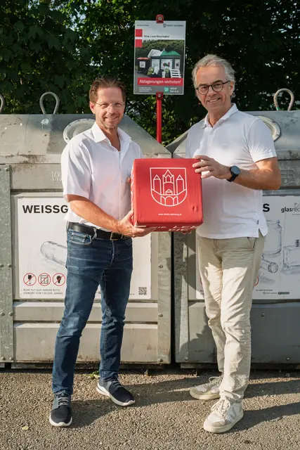 Die neue Hinweistafel. Im Bild: v.li. Jürgen Wulff-Gegenbaur (Leitung Abfallservice), Bgm.-Stv. Christoph Brandstätter | Foto: Stadt Salzburg/Alexander Killer