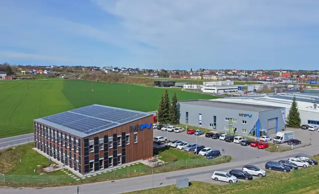 Rund eine Million Euro investiert my-PV in den Ausbau des Produktionsstandorts in Neuzeug – der Betrieb läuft währenddessen weiter.