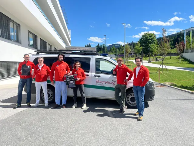Gernot Strauss (OS Kitzbühel), Georg Schreder (OS St. Johann), Valentin Schiessendoppler (Landesleitung), Kathi Auckenthaler (OS St. Johann), Markus Prantl (Ortsstellenleiter St. Johann), Michael Auckenthaler  (OS St. Johann) (v. li.). | Foto: Bergrettung St. Johann