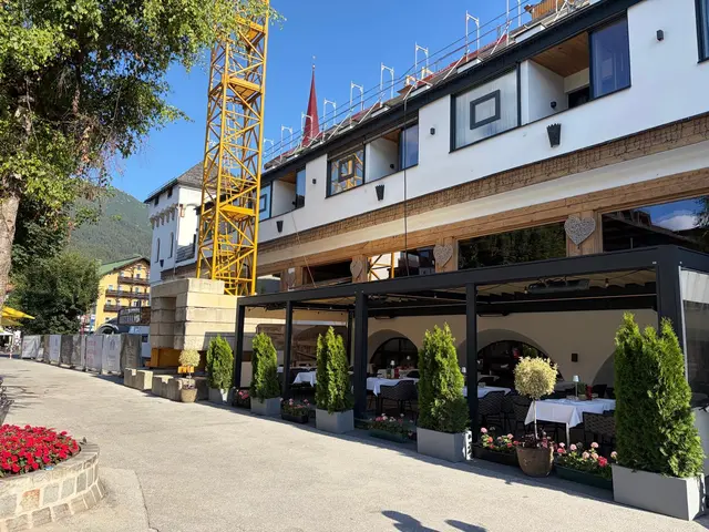 Im Pop Up Restaurant Phoenix kann man sich schon wieder verwöhnen lassen. Kräne im Hintergrund stören bei neu interpretierten Bräukeller-Klassikern kaum.  | Foto: Region Seefeld – Tirols Hochplateau