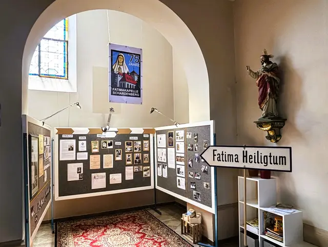 Eine Ausstellung in der Pfarrkriche Schardenberg weist auf die Entstehungsgeschichte des Wallfahrtsortes hin. | Foto: Franz Gruber