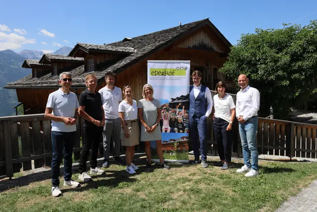 Vertreter:innen von Siemens, Data Experts und "wünschdirwas e.V." besuchten den Ederhof in Iselsberg-Stronach: Michael Meyer, Robert Weichselbraun, Chris Pappenfuss, Nina Saure, Doris Etzelsberger, Jean​ Jacob, Jutta Gellermann und Guido Schütte (v.l.). | Foto: Ederhof
