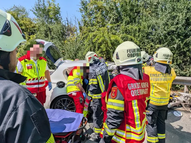 Die Stadtfeuerwehr Oberwart und die Rettungskräfte arbeiteten Hand in Hand. | Foto: Freiwillige Feuerwehr Oberwart