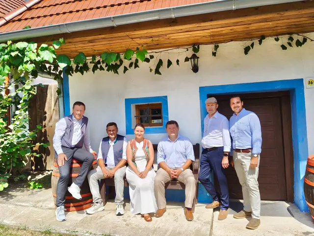 Die burgenländischen Bürgermeister von Strem, Eberau, Bildein, Heiligenbrunn und Moschendorf (von links) vor dem Weinkeller ihrer Kollegin Terézia Krnáčová. | Foto: Gemeinde Bildein
