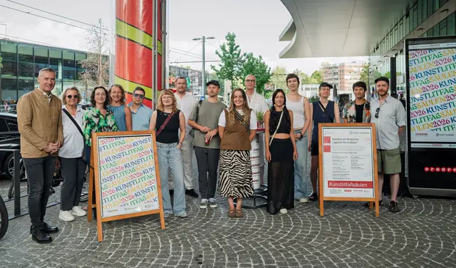 Der Kunstwettbewerb ging dieses Jahr in die nächste Runde. Elf Teilnehmerinnen und Teilnehmer präsentierten stolz ihre Werke.  | Foto: © Stadt:Salzburg / Alexander Killer