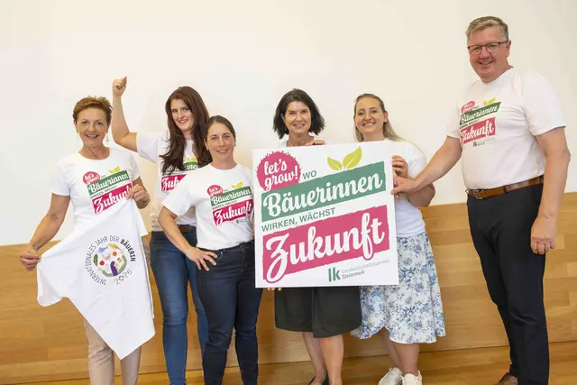 38 Prozent der steirischen Bäuerinnen sind Betriebsführerinnen, betonen Präsident Andreas Steinegger, Vizepräsidentin Maria Pein (l.) und Landesbäuerin Ursula Reiter (4.v.l.). Julia Flicker (2.v.l), Maria Kamsker (3.v.l.) und Eva Schulz sind drei von ihnen.  | Foto: LK Steiermark/Danner