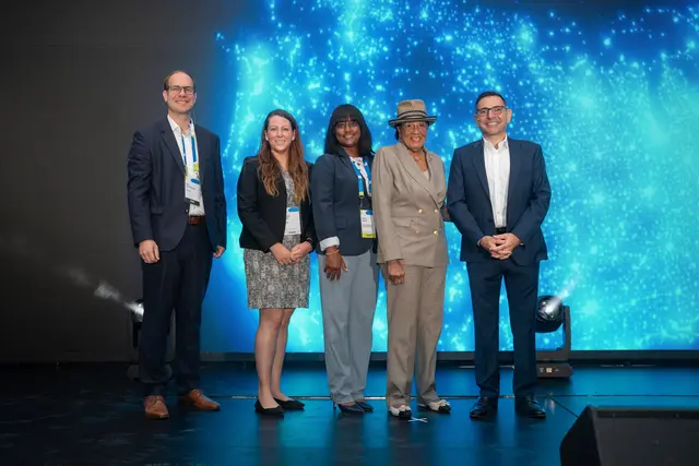 Nils von Dietman (CEO HSP US), Bridget Bartol (Executive Director NEMA), Marcia Colson (Associate Vice President Piedmont Community College), Alma Adams (Congresswoman North Carolina’s 12 district) and Bahadir Basdere (President &amp; CEO Trench Group) (L to R) | Foto: HSP, Trench Group