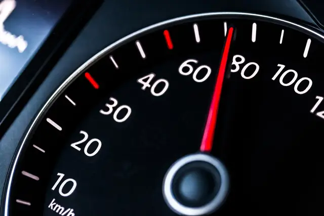 77 km/h wurden von der Polizei in Puchenau gemessen. (Symbolbild) | Foto: billiondigital/Smarterpix