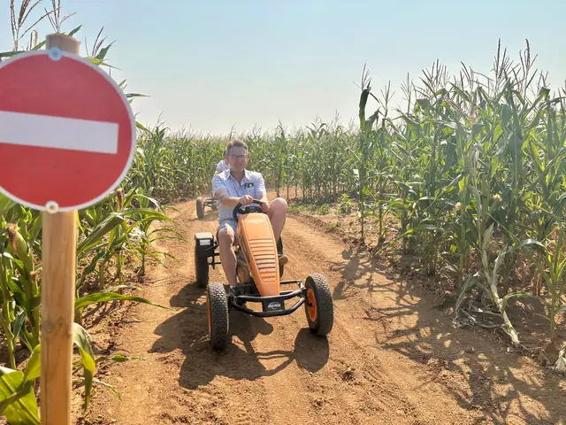 Landtagsabgeordneter Franz Linsbauer drehte eine Runde mit dem Go Kart. | Foto: Markus Kahrer