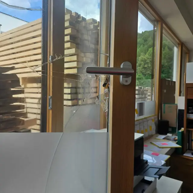 Über ein eingeschlagenes Fenster im Büro sind die Täter in das Gebäude eingestiegen. | Foto: Bernegger