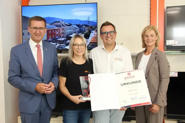 Landesrat Markus Achleitner, Brigitte Luwy, Karl Öllinger-Luwy und WKO-Bezirksobfrau Doris Staudinger (v.li.) | Foto: MeinBezirk/Staudinger