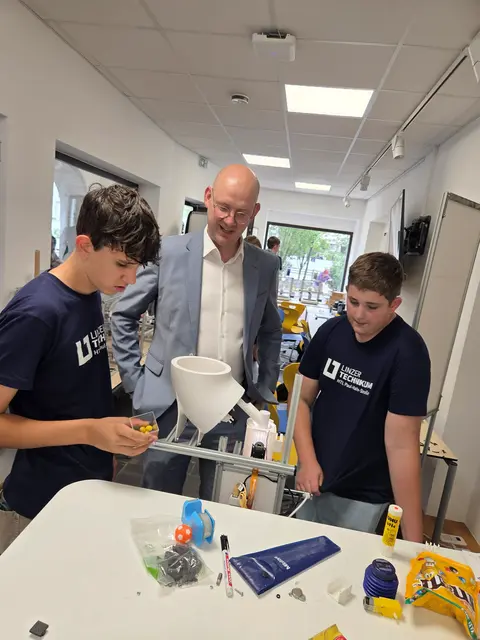 Beeindruckt vom hohen Engagement und den innovativen Ideen der jungen Talente zeigte sich SPÖ-Stadtrat Thomas Gegenhuber (Mitte) bei seinem Besuch im PopUp Store. | Foto: Stadt Linz