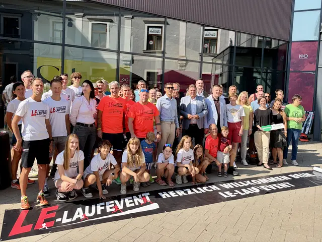 Organisatoren, Sponsoren und Teilnahmer am LE-Laufevent beim Pressetermin vor dem LCS Leoben. | Foto: Gaube
