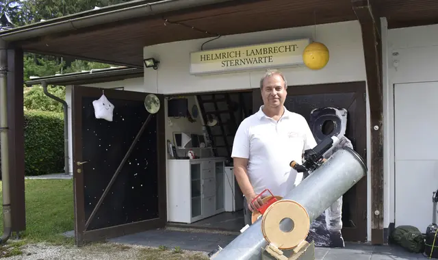 Sternwarteleiter Christian Zechner vor der Sternwarte St. Kanzian. Mit seinem Team vom Verein IAAZ (International Astronomical Association Zauchen), bietet er jeden Sommer Führungen mit Blick in den Sternenhimmel an – die Führungen stehen immer unter Themen. | Foto: MeinBezirk.at/Petra Lammer