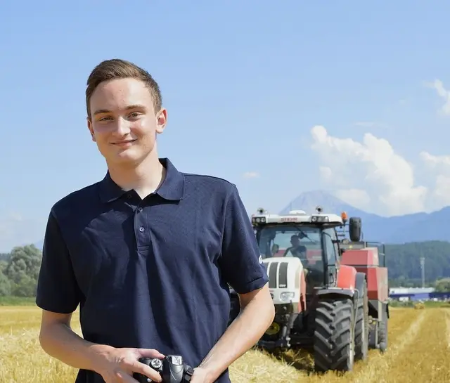 Bei der Landwirtschaft unterstützt ihn vor allem sein Vater. | Foto: Austria Farming