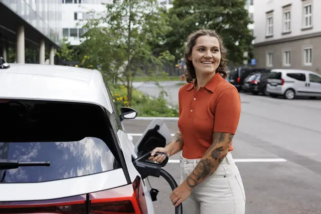 Entgegen der stark gestiegenen Spritpreise hält die Energie AG ihre Tarife fürs Laden von E-Autos stabil. | Foto: Energie AG/Ines Bacher