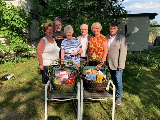 Maria Danninger, Johannes Lechner, Jubilarin Anna Lechner, Harald Hofbauer, Christa Koller und Walter Greulberger (v.l.) | Foto: Marktgemeinde Dietmanns