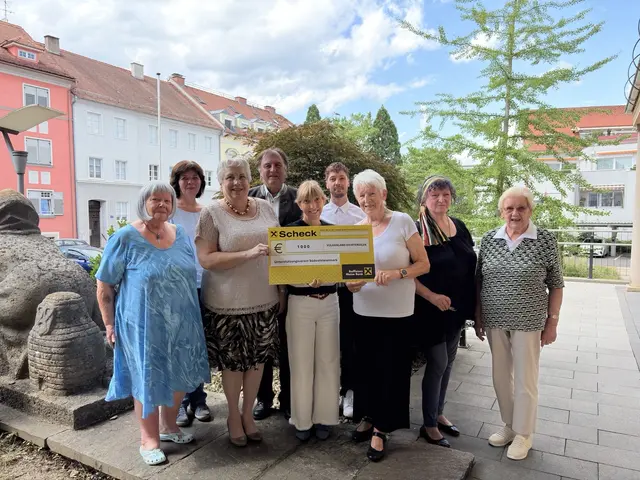 Die Vulkanland Dichtergilde überreichte dem Unterstützungsverein Südoststeiermark einen Spendenscheck über 1.000 Euro.  | Foto: Dichtergilde Vulkanland