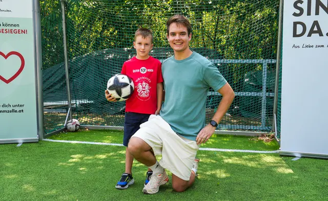 Michael Besser und sein Stammzellenspender Lukas trafen aufeinander. Dass die beiden zueinander gefunden hatten, gleicht einem Glücksfall. Denn nur bei einer von 500.000 Personen passen die Gewebemerkmale für eine Spende zusammen.  | Foto: Andreas Pölzl/MeinBezirk