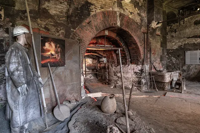 Die Arbeit des Vereins beschränkt sich mittlerweile nicht mehr nur auf das ursprüngliche Hauptgebäude, sondern umfasst ein erweitertes Ensemble mit dem Radwerk III, dem Raithaus und der Lehrfrischhütte. Im Bild: die Abstichhalle | Foto: Harald Tauderer