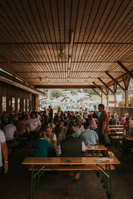 Regionale Schmankerl und kühle Getränke laden zum Verweilen ein. | Foto: Musikkapelle Pischelsdorf