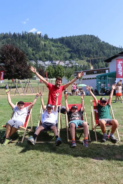 Der charmante Moderator David Steiner sowie Martin, Sebastian, Simon, Leonie und Christian, genossen die ORF Radio Tirol Sommerfrische in Fritzens. | Foto: Kendlbacher