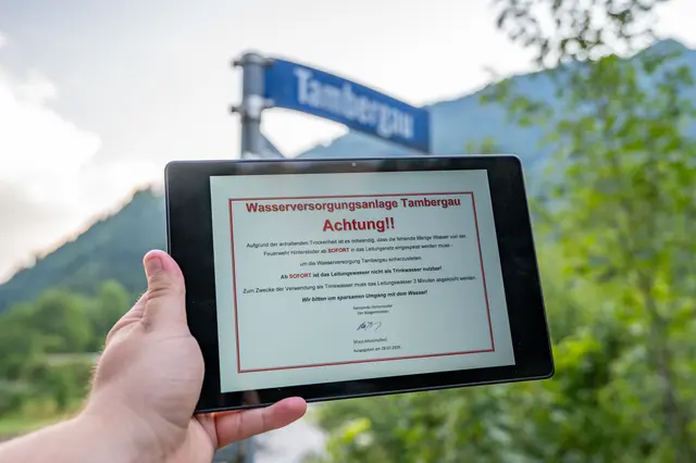 In der Ortschaft Tambergau muss die Feuerwehr Hinterstoder derzeit fehlendes Wasser in das Leitungsnetz einspeisen.  | Foto: Team Fotokerschi