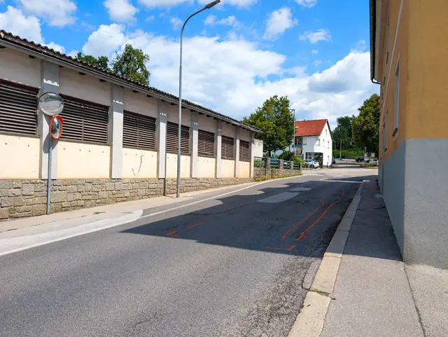 Der schwere Unfall geschah wenige Meter vom Schwertberger Marktplatz entfernt. | Foto: Team Fotokerschi/Simon Brandstätter