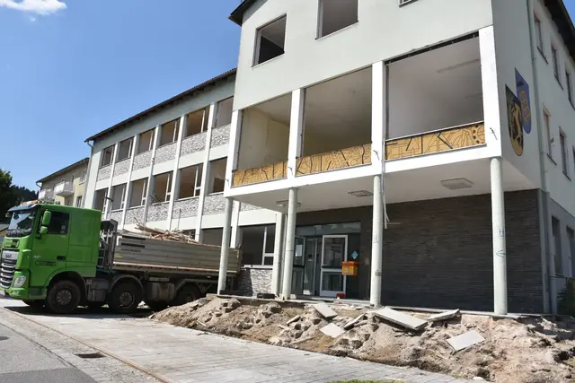 Nach knapp 60 Jahren hat das Gemeindehaus in Pabneukirchen mit Gemeindeamt, Polizeistation, Wohnungen, Heimatstube, Büro für Wassergenossenschaft und mit einem Frisiersalon (ehemals Postamt) ausgedient.  | Foto: Zinterhof