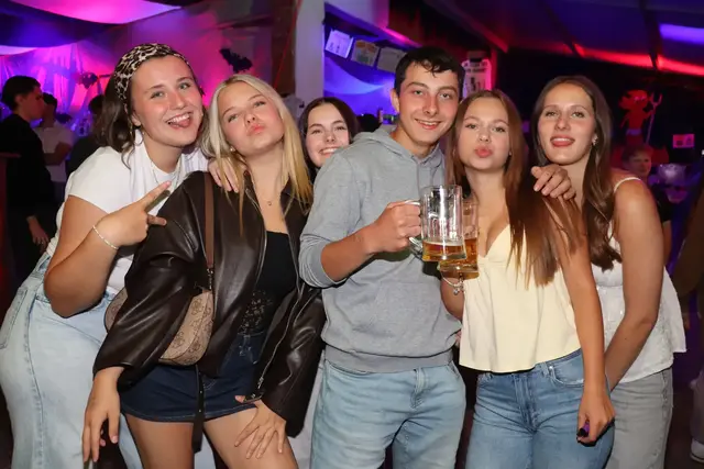 An drei Tagen wurde im Festzelt in Waizenkirchen ausgiebig gefeiert und getanzt.  | Foto: Sona Hasoyan